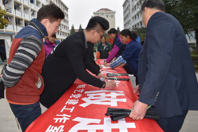 赵艺党建工作室开展“垃圾不落地 文明从我做起”宣传活å?.jpg
