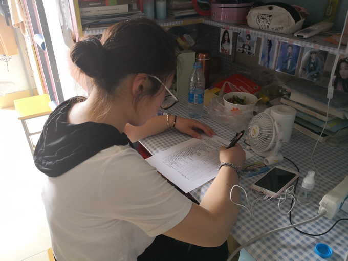 学生认真填写问卷1_编辑.jpg