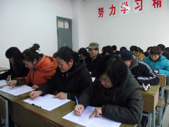 员工在认真答é¢?1.jpg